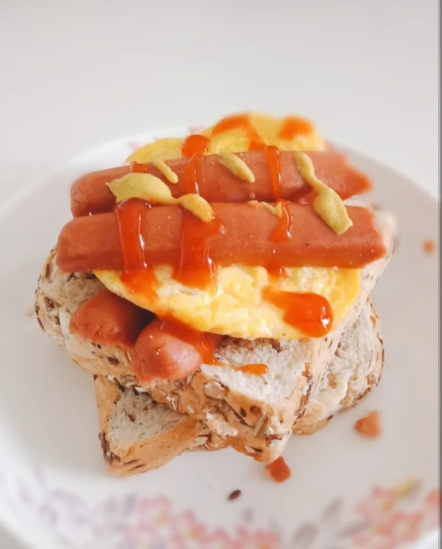 Simple Toast

Toasted Multi grain bread + Grilled vegan sausage + Egg (cooked with microwave) + chilli sauce + mustard sauce|2721_blissさん