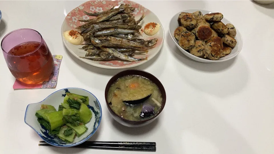 作り置きで晩御飯☆チキンナゲット（ひじき・おから・鶏挽き）☆ししゃも☆青梗菜のお浸し☆みそ汁（キャベツ・人参・しめじ・揚げ茄子）|Saharaさん