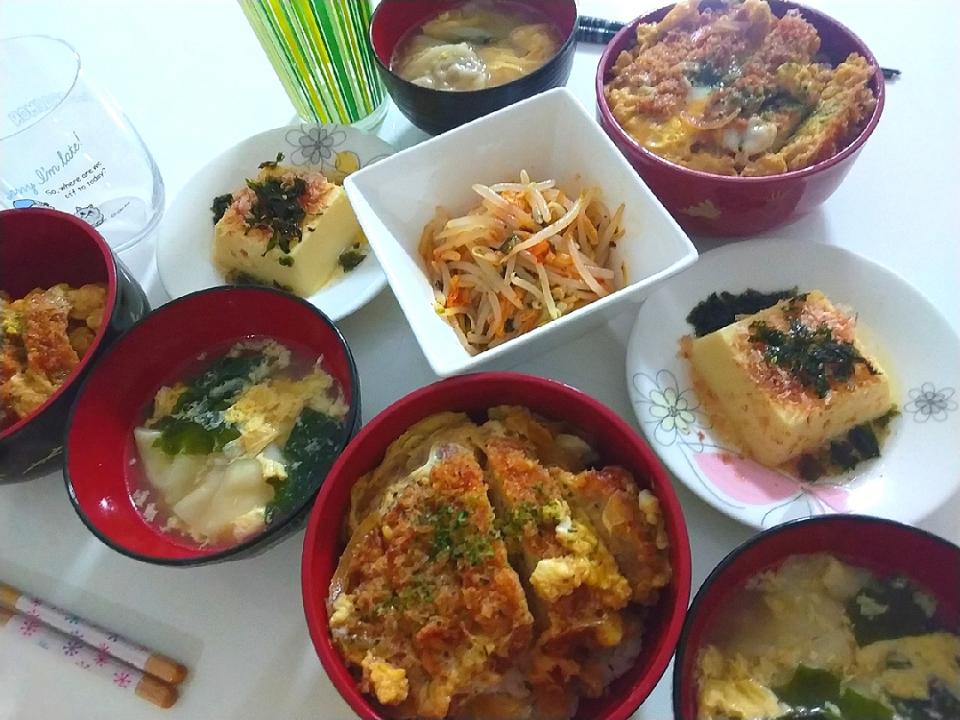 夕食(*^^*)
カツ丼
卵豆腐
もやしとキムチのナムル
ワンタンと卵のワカメスープ