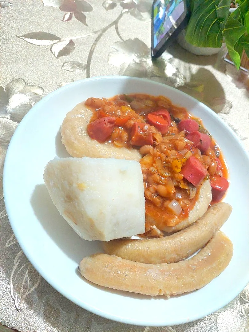 cooked banana, yam, and dumplings with baked beans, sausage, and codfish.|Trudyleeさん