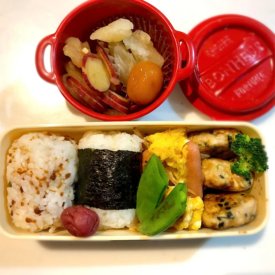 少食弁当　　　　　　　　　　　　　　　　　　黒胡麻入り鶏つくね　ウインナーともやしの卵とじ|じゅんさんさん