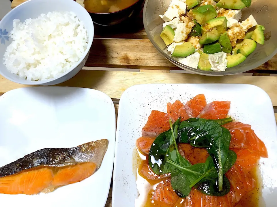 カルパッチョ、焼き鮭、アボカドと豆腐のサラダ、鶏だんご|もちこさん