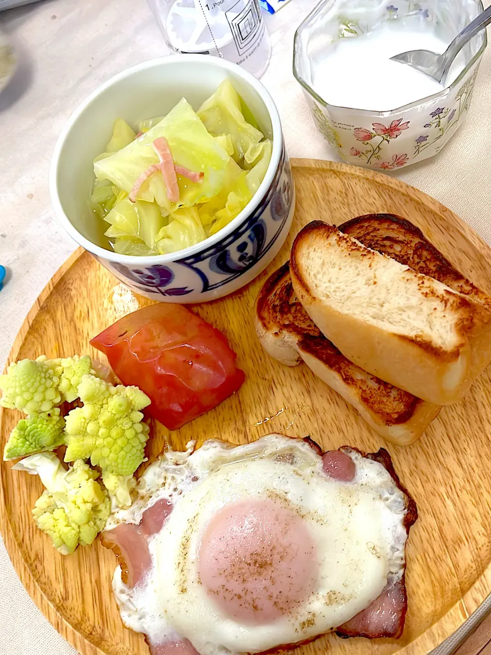 Snapdishの料理写真:さらば、ロマネスコ朝ごはん。ヨーグルト、六本木駅の前にあった有名なパン屋さんのぱん。キャベツのスープ。ベーコンたまご。|ぽんぽこまめだ。さん