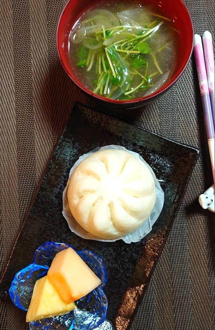 肉まんと田海味噌汁で少なめな朝ご飯🌅|ポチさん