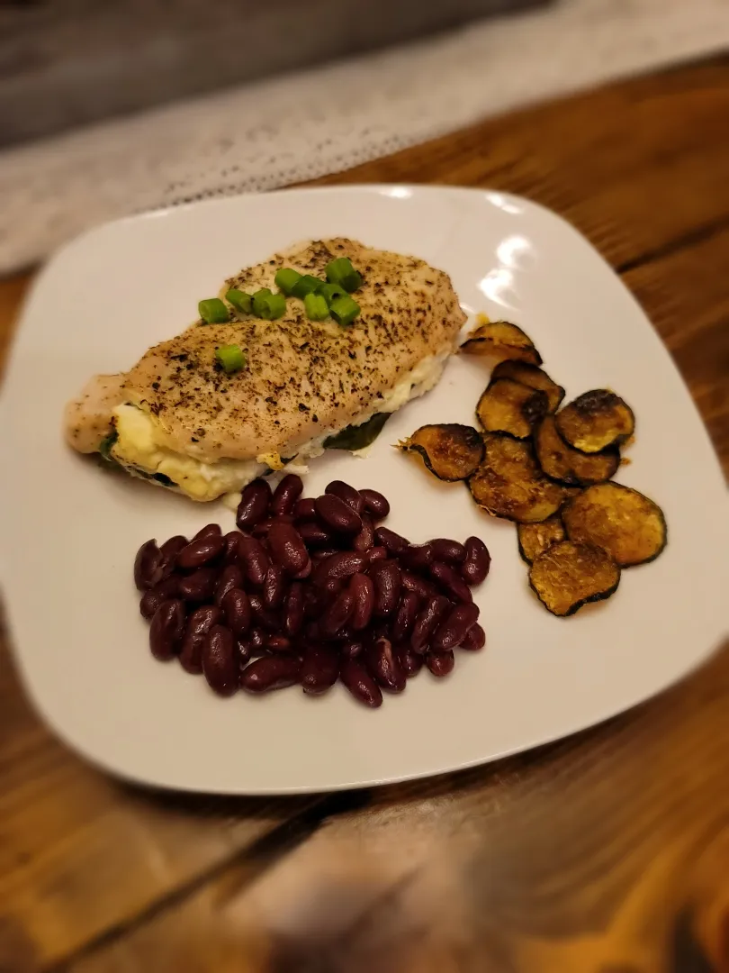 Snapdishの料理写真:stuffed chicken breast with zucchini chips and kidney beans|Travis Stoneさん