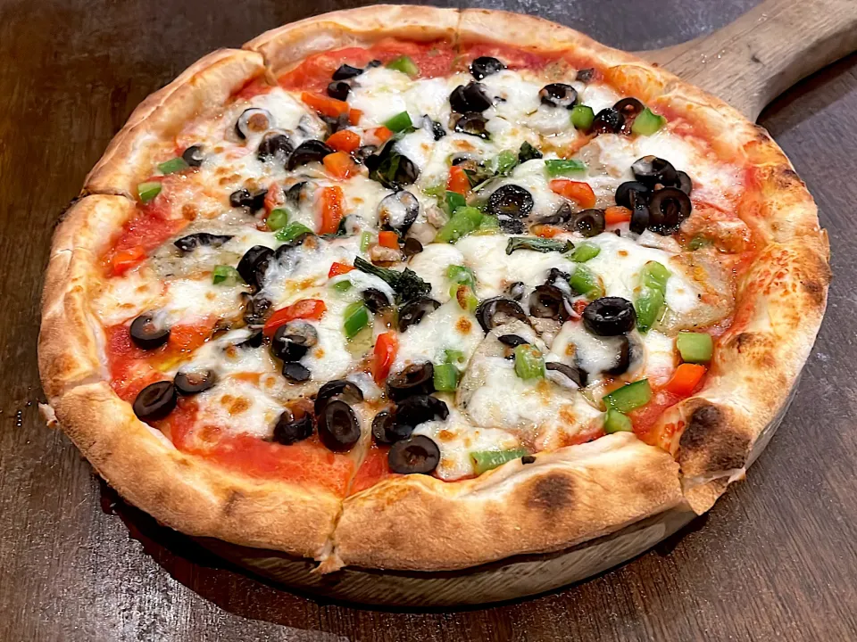 Snapdishの料理写真:ピザ SALSICCIA (Tomato Sauce, Italian Chicken Sausage, Mozzarella, Paprika, Olives, Basil, Parmesan)|270w178bさん