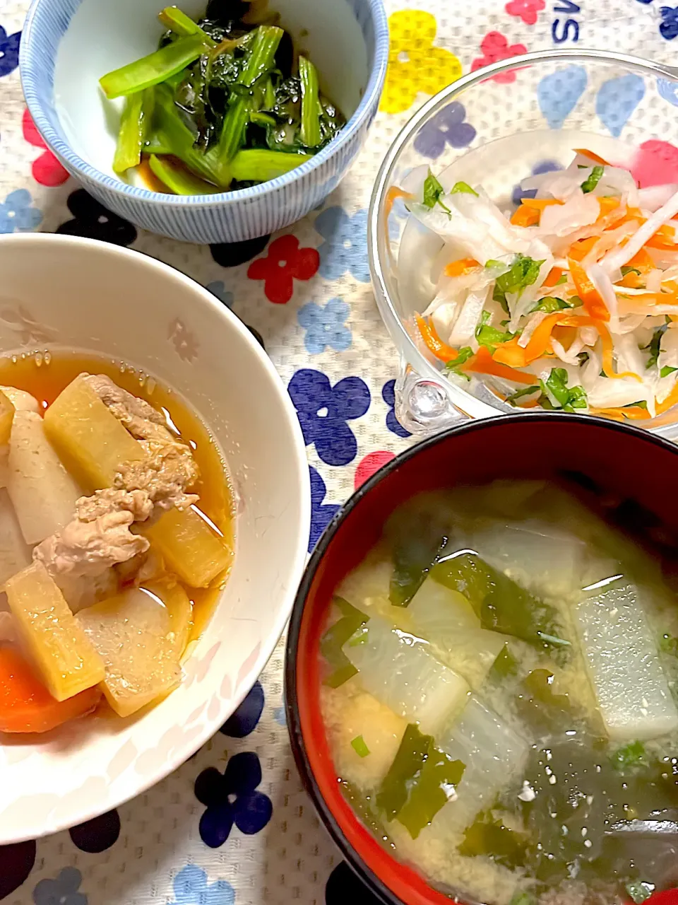 Snapdishの料理写真:豚バラ大根　大根サラダ　小松菜の🥬オイスター炒め　味噌汁|4jinoanataさん