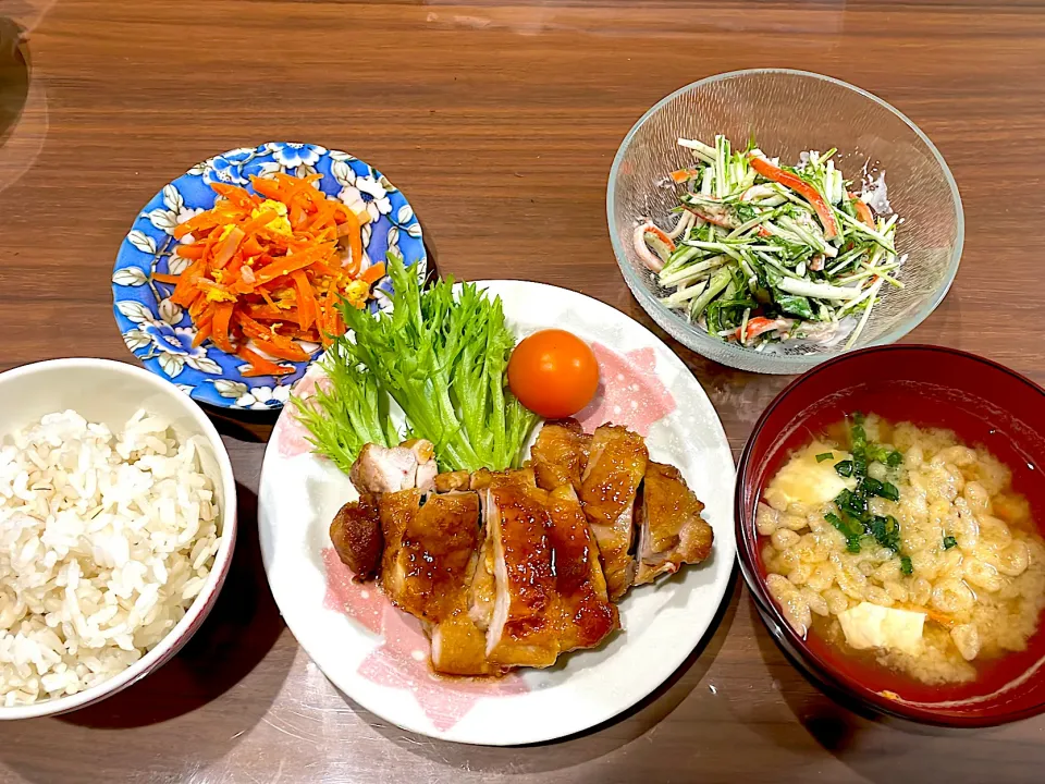 鶏の照り焼き　ごぼうと豆腐の天かす味噌汁　水菜とカニかまの胡麻マヨサラダ　ハム入り人参しりしり|おさむん17さん