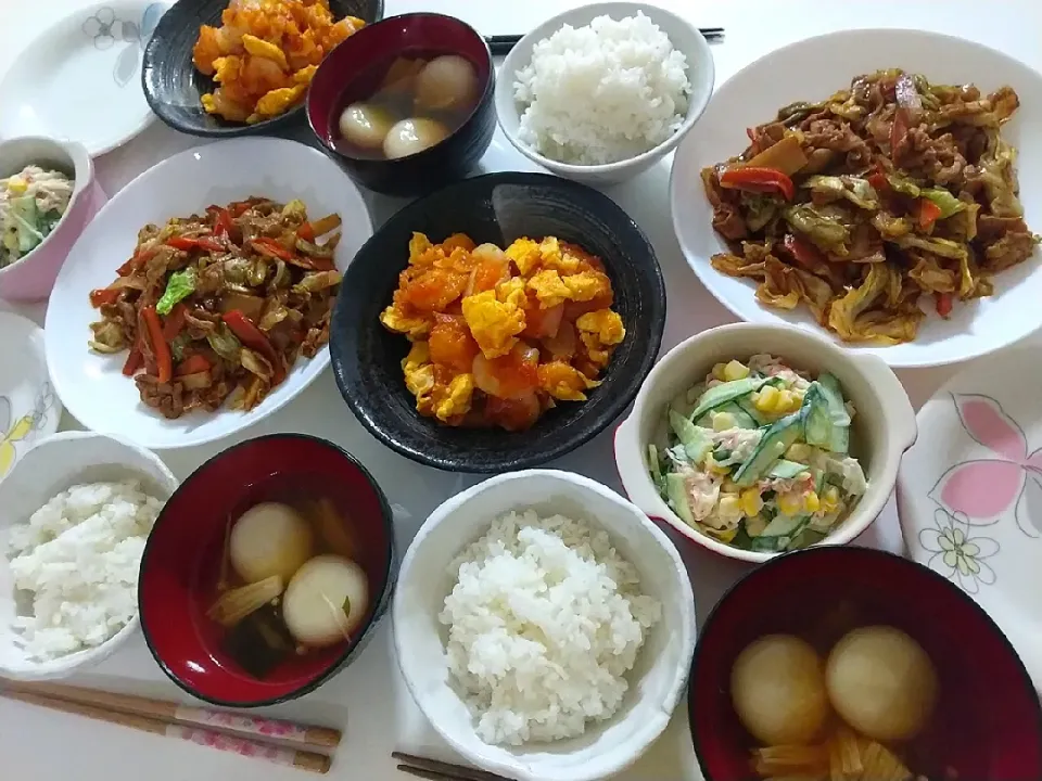 夕食(*^^*)
回鍋肉
エビチリ
きゅうりとカニカマのコーンサラダ🥗
フカヒレ入り団子とえのきのワカメスープ|プリン☆さん