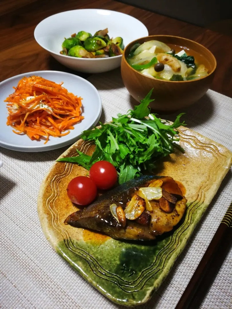 ぶりのにんにくレモン醤油✳︎ぶりステーキ　
キャロットラペ
芽キャベツとベーコンの蒸し焼き
味噌汁
納豆|上海ひまわりさん