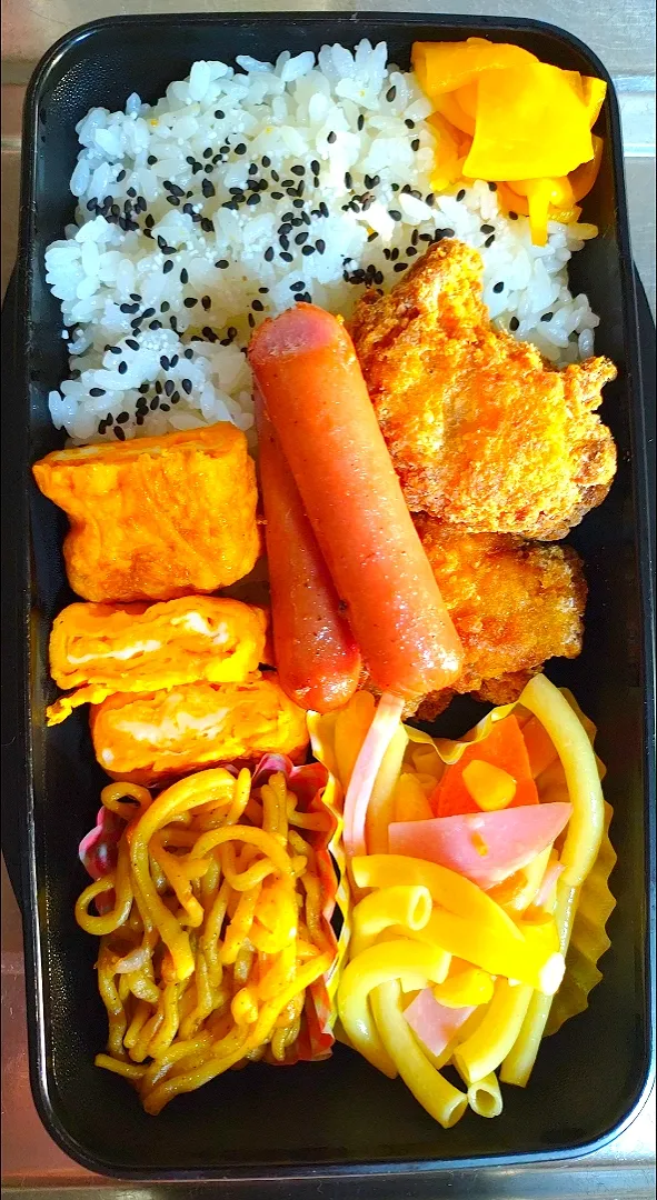 旦那弁当　2023/2/9

鶏の竜田揚げ
ウインナー
玉子焼き
焼きそば
マカロニサラダ|ユキヨメ♪さん