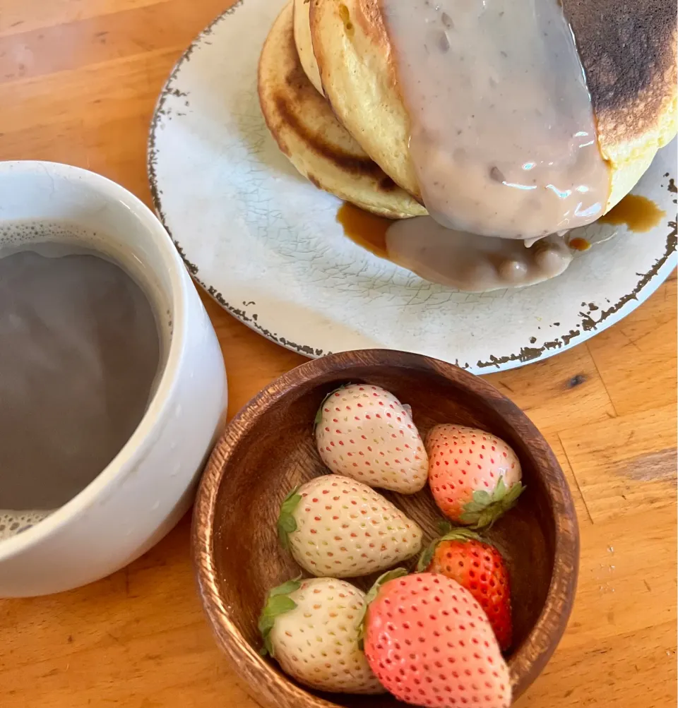 朝ごはんのパンケーキ、いただき物の白い苺を添えて|ミカさん