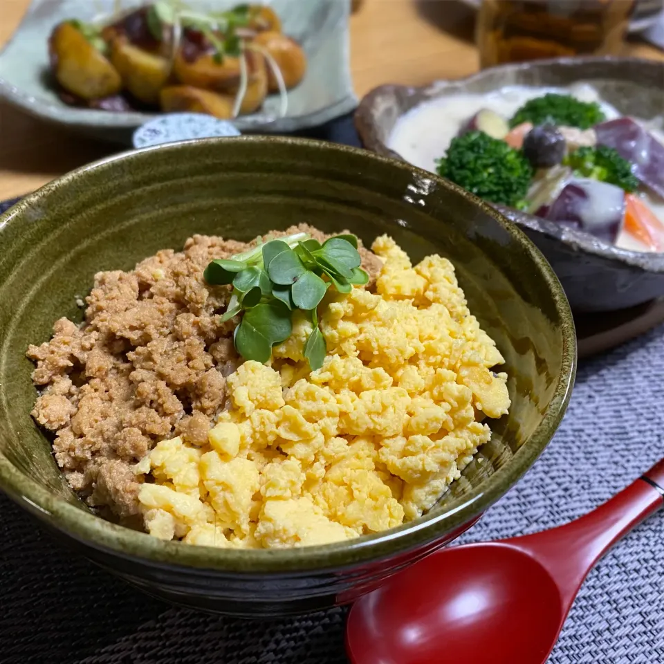 Snapdishの料理写真:甘酒鶏そぼろで二色丼|sakurakoさん