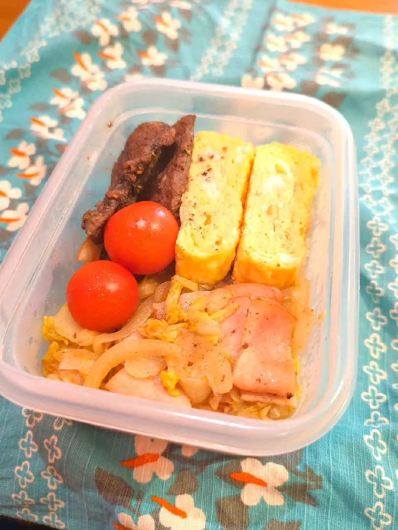 Snapdishの料理写真:冷蔵庫にあったものでつくったお弁当　
卵焼き
焼肉
ハムと白菜のスパイス鰹節炒め|bonnebonnemenuさん