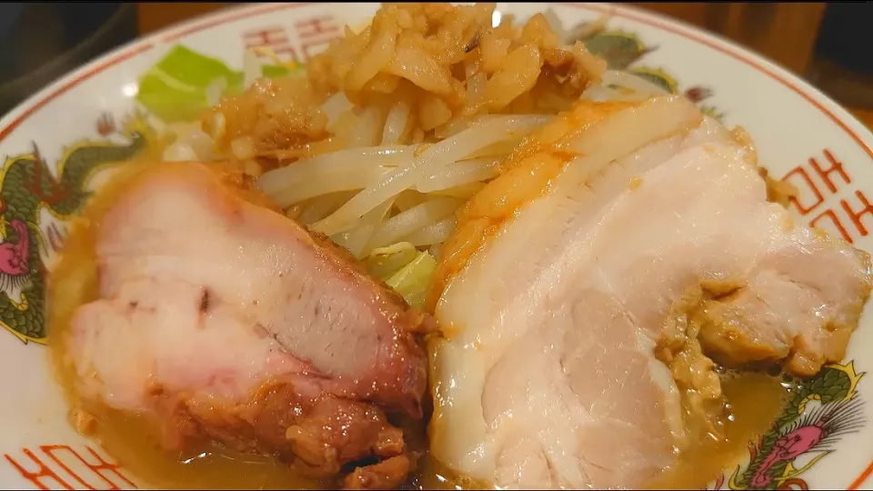 【2020年までこの店が本店】
麺処ほん田 東十条店
ミニらーめん (150g、850円)
＋生卵 (別皿、50円)
＋ニンニク少し (無料)
＋アブラマシ (味付き、無料)
@東十条6分
(赤羽から徒歩25分)
23032 (33,969)|大脇さん