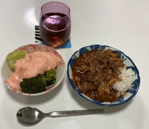 今日も作り置きで晩御飯☆ハッシュドビーフ☆ブロッコリーのたらこマヨネーズ。作り置きのハッシュドビーフの素に赤ワイン、トマト水煮、ウスター、ケチャップ、水煮と同量の水でコトコト炊いただけ(^^)|Saharaさん