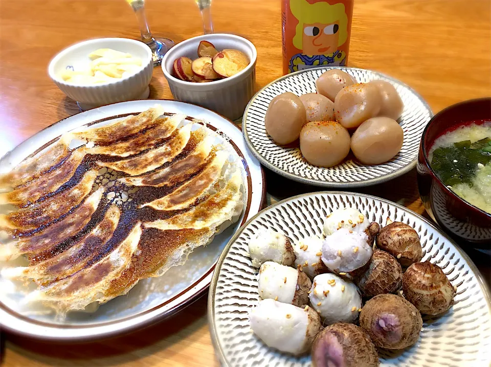 Snapdishの料理写真:掘り立て里芋の小芋で、きぬかつぎ　玉蒟蒻　焼き餃子|じゅんさんさん