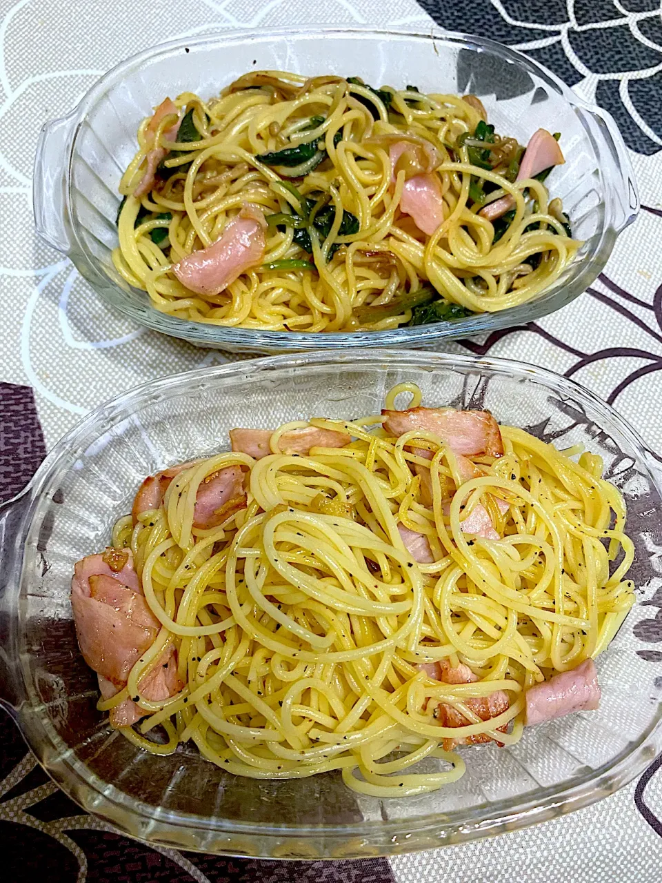 Snapdishの料理写真:レモン黒胡椒パスタ&ほうれん草バターパスタ食べ比べ|こっぷさん