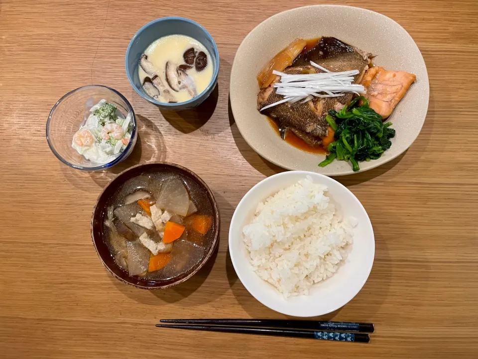 今日の晩飯 カレイ煮付け けんちん汁 茶碗蒸し エビとブロッコリーのマヨ和え|おーたたくとさん