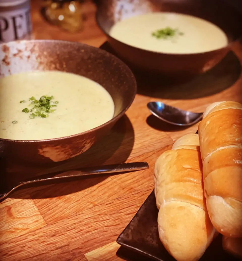 Dinner ! Dinner ! 
Cream of Leek & Potato Soup 
Hotel made like the old days made fresh everyday 
With chopped chives and fresh bread 
#soup #homemade #hotelsty|Emanuel Hayashiさん