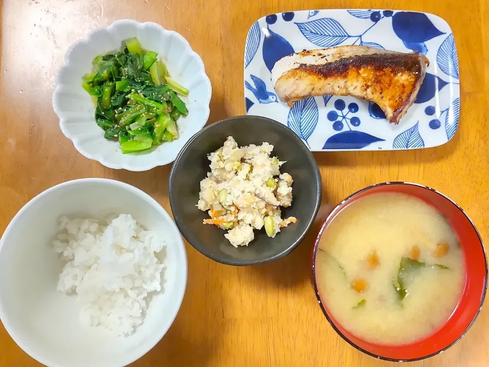 2023 0131　鰤の塩麹焼き　卯の花　小松菜の生姜和え　なめことわかめのお味噌汁|いもこ。さん