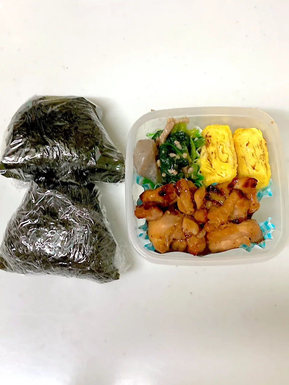 Snapdishの料理写真:高校生になった次男くんへ　おにぎりと焼き鳥弁当|晴れ時々弁当さん