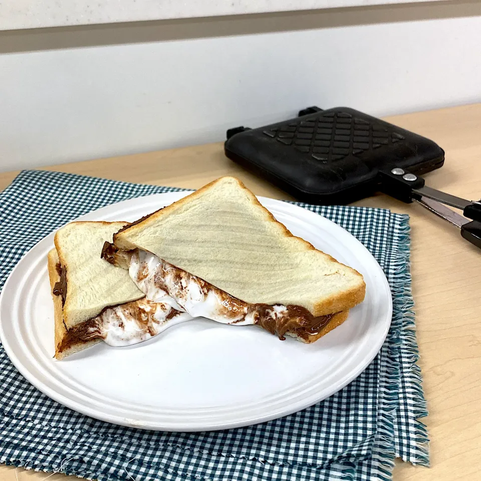 Snapdishの料理写真:マシュマロチョコのホットサンド|ちびクゥさん