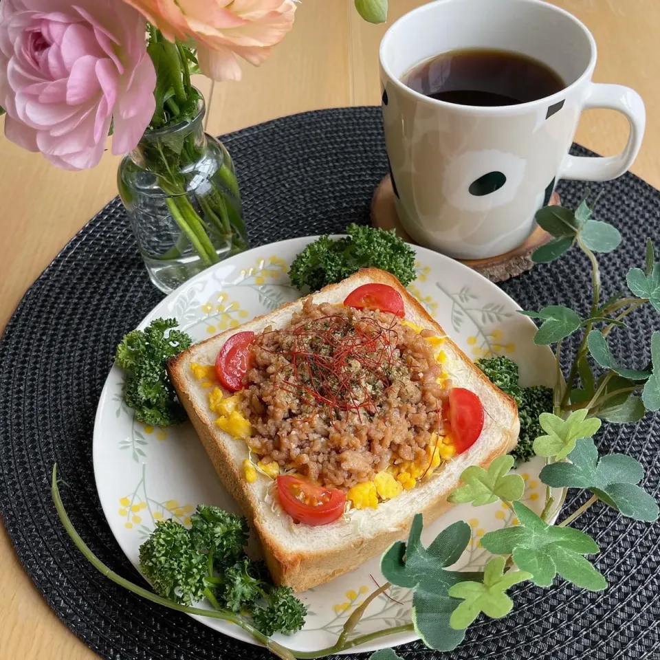 2/10❤︎大豆ミートそぼろ&たまごそぼろのオープントースト🥪🌱

・嵜本生食パン
・大豆ミート（お弁当残り物）
・たまごそぼろ
・千切りキャベツ
・プチトマト|Makinsさん