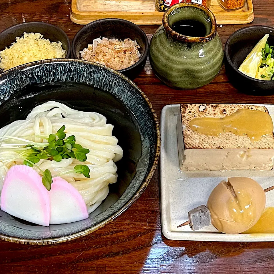 かおるさんの料理 肉ぶっかけ（温）温玉トッピング［手打ちうどん つばめ］|かおるさん