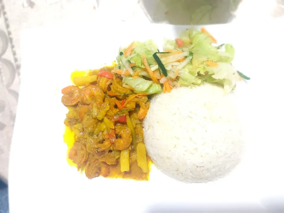 curried shrimp with white rice and fresh veggies.|Trudyleeさん