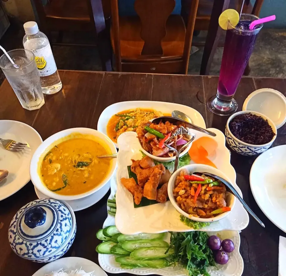 Smoked Shrimp Chili Dip (Nam Prik Goong Siab) 🌶️🦐🌶️ w/ Veggies of Choice 🥒🥬
Plus Southern Thai Yellow Crab Curry 🥥🌶️🦀

|An'leeさん