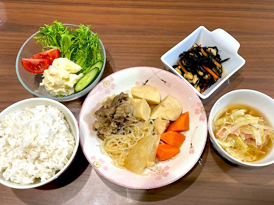 里芋で肉じゃが　キャベツとえのきベーコンの和風スープ　ひじきの煮物　ハムポテサラダ|おさむん17さん