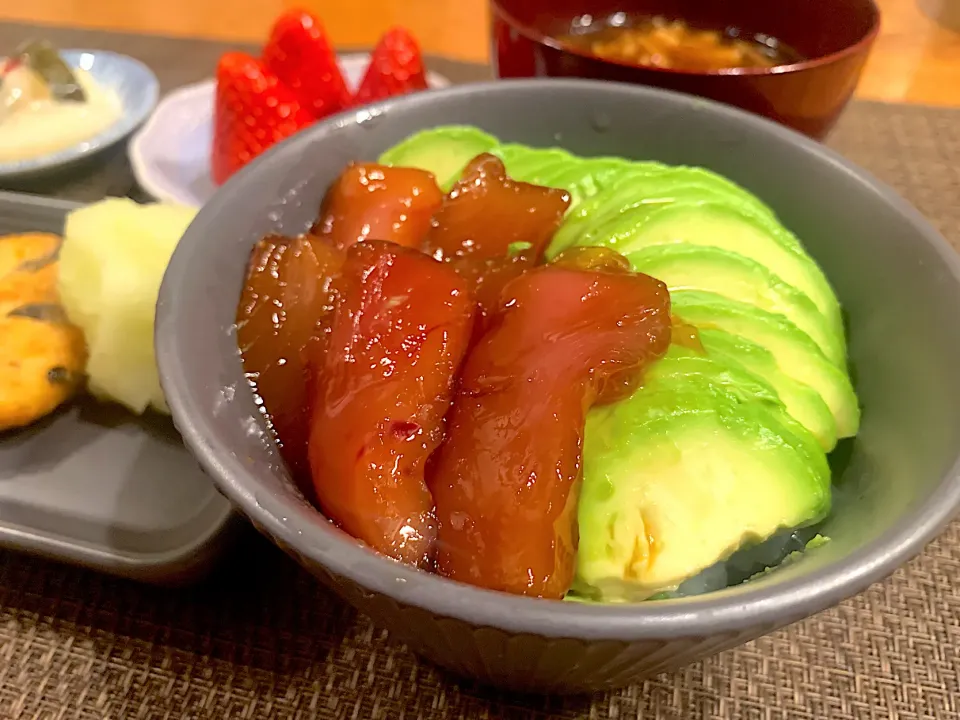 鮪の漬けとアボカド丼|いちごさん