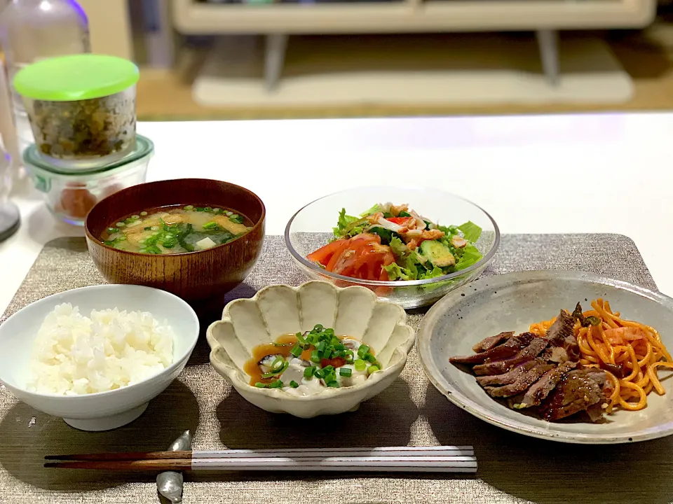 ばんごはん。ちょこっとステーキ、生牡蠣ポン酢、サラダ、お味噌汁。|yukiさん