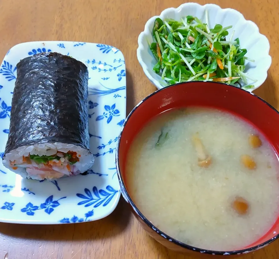 2023 0203　恵方巻　豆苗と塩昆布のサラダ　なめことわかめのお味噌汁|いもこ。さん