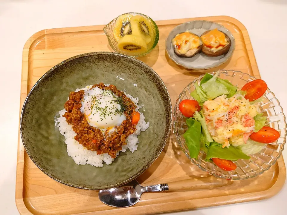 キーマカレー、ポテトサラダ、しいたけのチーズ焼き、キウイ|sorsmdさん