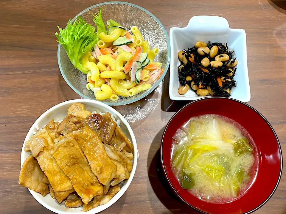 豚丼　白菜とネギの味噌汁　ひじきの煮物　マカロニサラダ|おさむん17さん