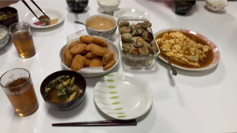 Snapdishの料理写真:アルモンデ晩御飯☆自家製チキンナゲット☆白身魚のタルタルフライ☆五目かに玉あんかけ☆中華スープ（インスタント）午前中母さん仕事。子供達は参観日。パパ1人で行きました🤣昼から、長男の眼鏡の買い替えに。ついでに母さんも買ってもらった🤣マリクワの🤣|Saharaさん