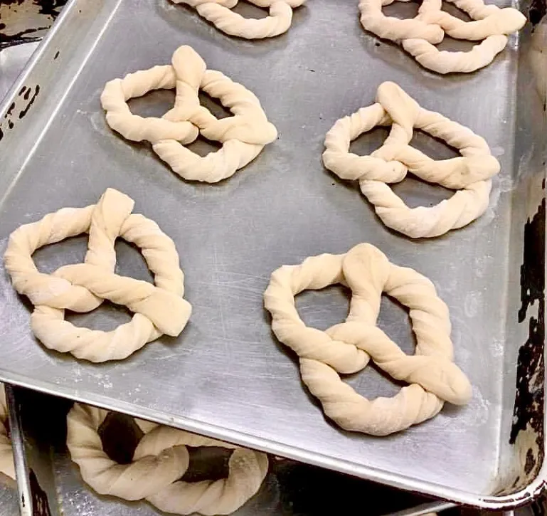 明日の朝用にエダムのプレッツェルを仕込む🥨|ばくあんしゃさん