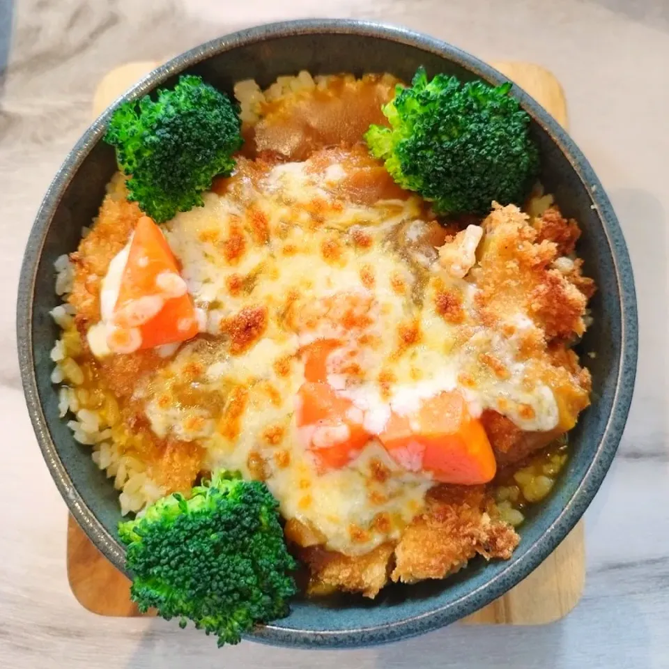 Snapdishの料理写真:Katsu Curry Chicken Baked Rice|Raaonnさん