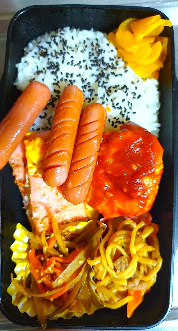 旦那弁当　2023/2/12

デミハンバーグ
ウインナー
ハムエッグ
焼きそば
きんぴらごぼう|ユキヨメ♪さん