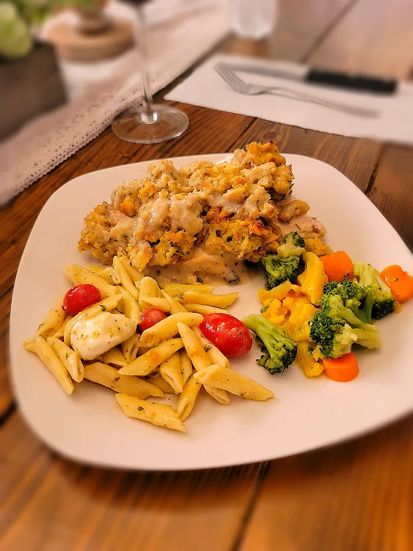 Snapdishの料理写真:Stuffing baked chicken with pasta salad and vegetables|Travis Stoneさん