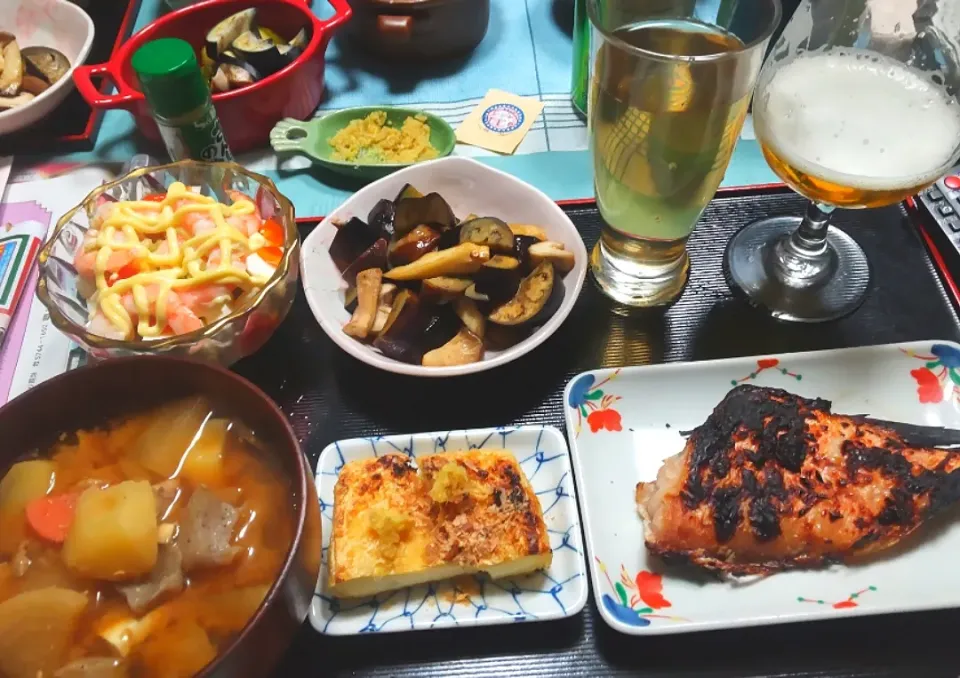 2/4(土)夕食。
豚汁。赤魚の粕漬け。
栃尾揚げ。ナスとしいたけ、エリンギのバターしょうゆ炒め。
エビとアボカド、ゆで玉子のサラダ。|へいちゃんさん