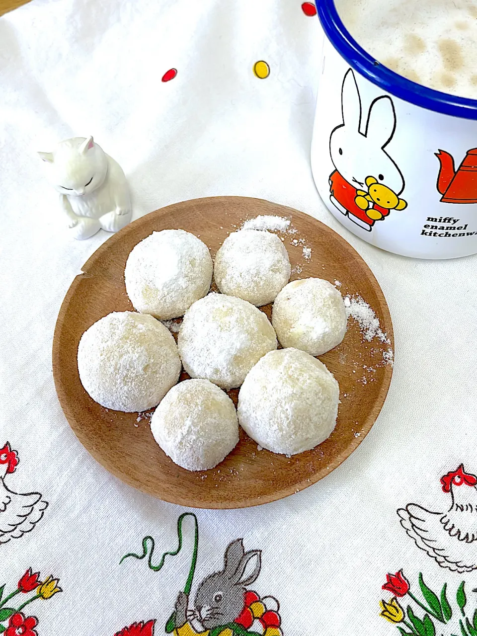 朝起き抜けに弾丸料理٩( ᐛ )وスノーボール。アーモンドプードル抜きの、砂糖がかからなきゃ多分ショートビスコで朝ごはん。|ぽんぽこまめだ。さん