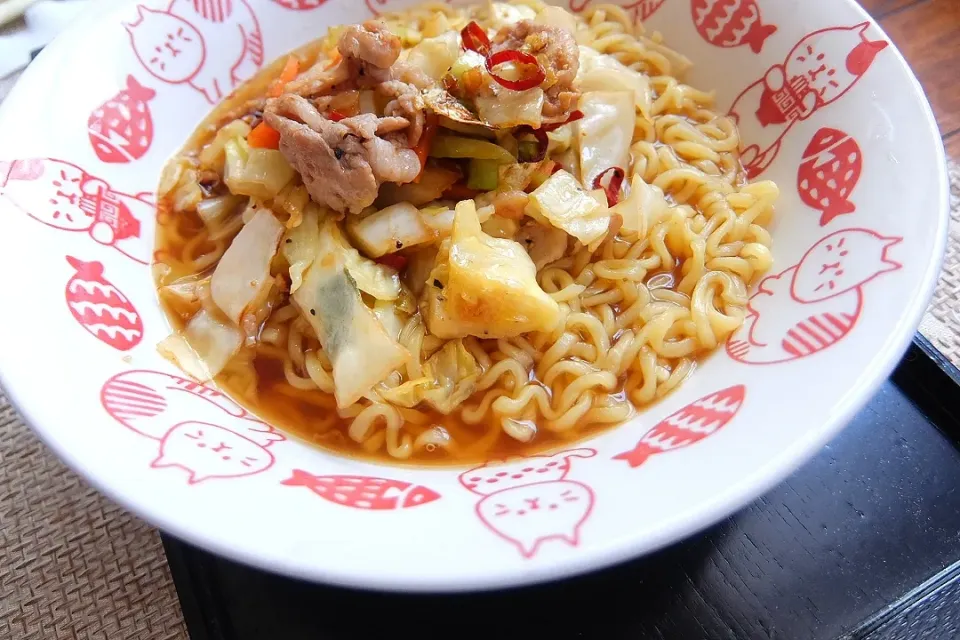 お昼は袋麺。
野菜炒め乗せたよ〜💕
ラードで炒めたのでコクうま🍀|深夜特急fさん