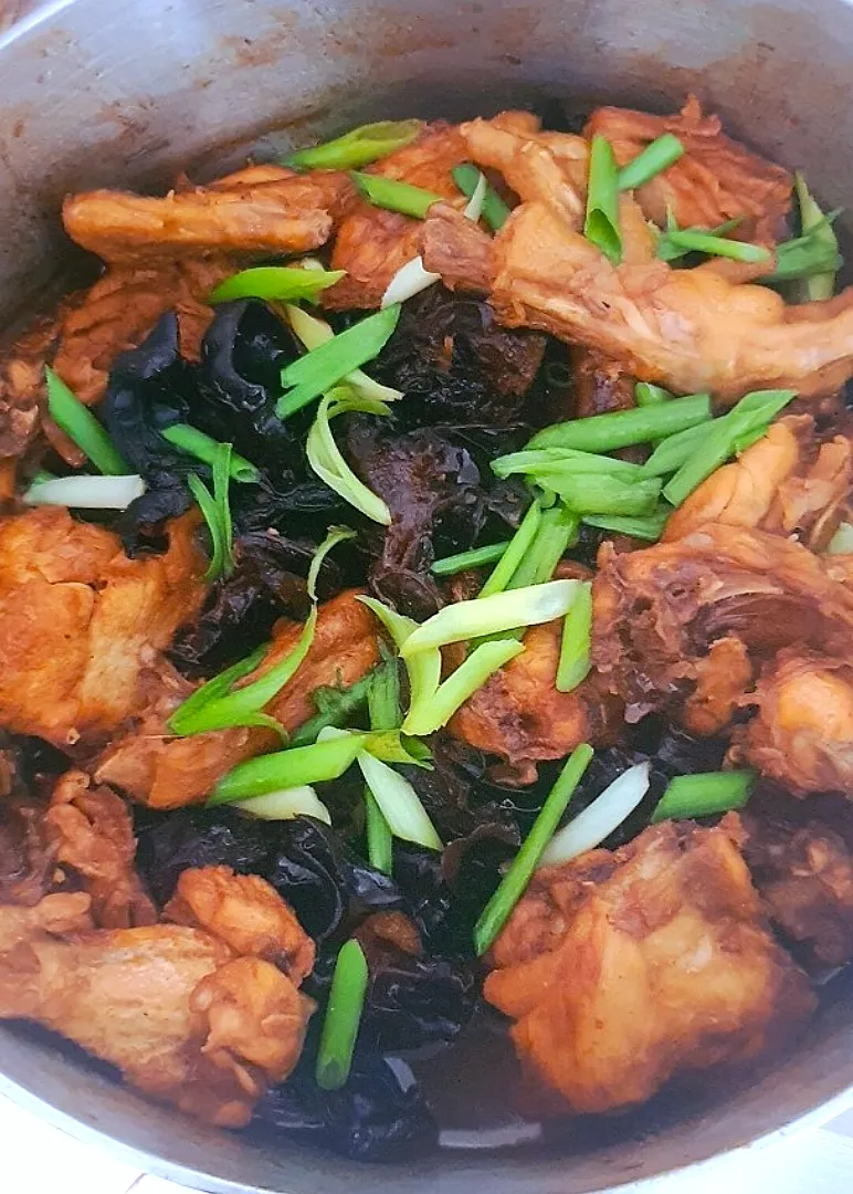 Garlic Ginger Chicken with Wood Ear Mushrooms|feeqsyaneeさん