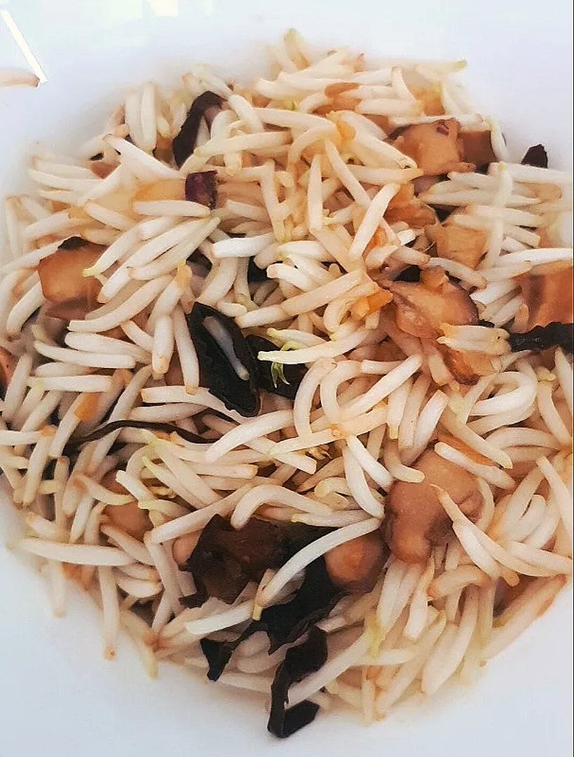 Stir fried Beansprouts with Shitake & Wood Ear Mushrooms|feeqsyaneeさん