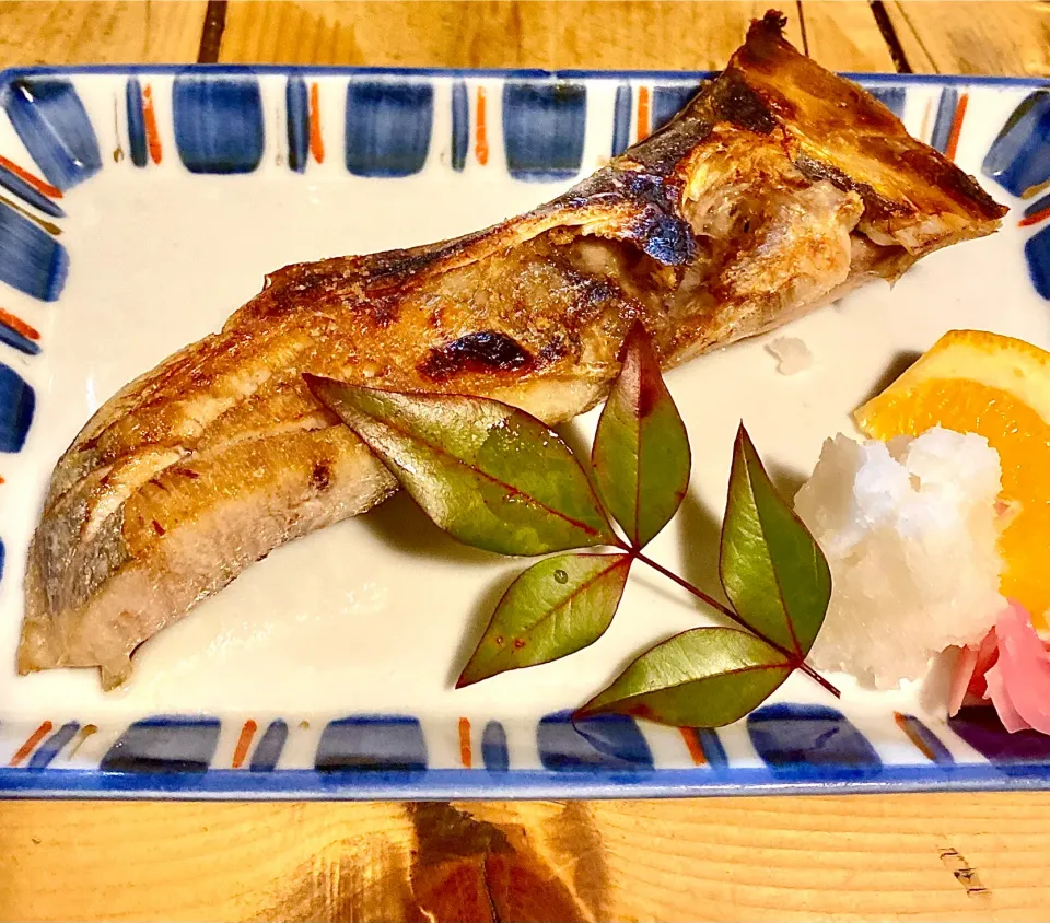 Snapdishの料理写真:焼魚と煮物で晩酌スタート|ばくあんしゃさん