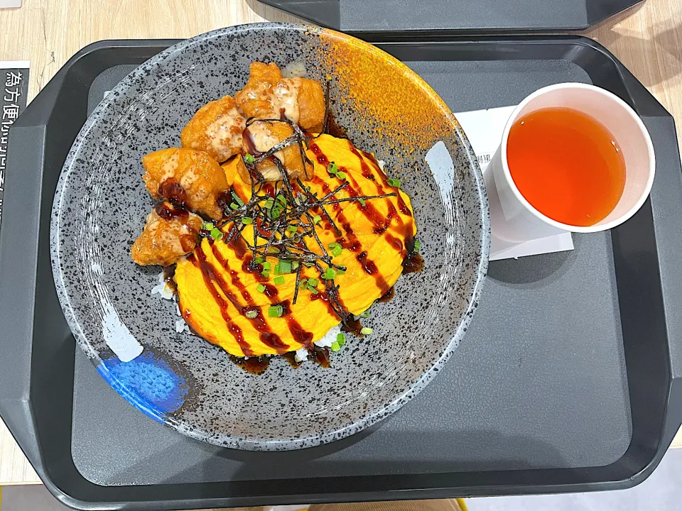 Slippery egg with Japanese fried chicken rice , fruit tea|skyblueさん