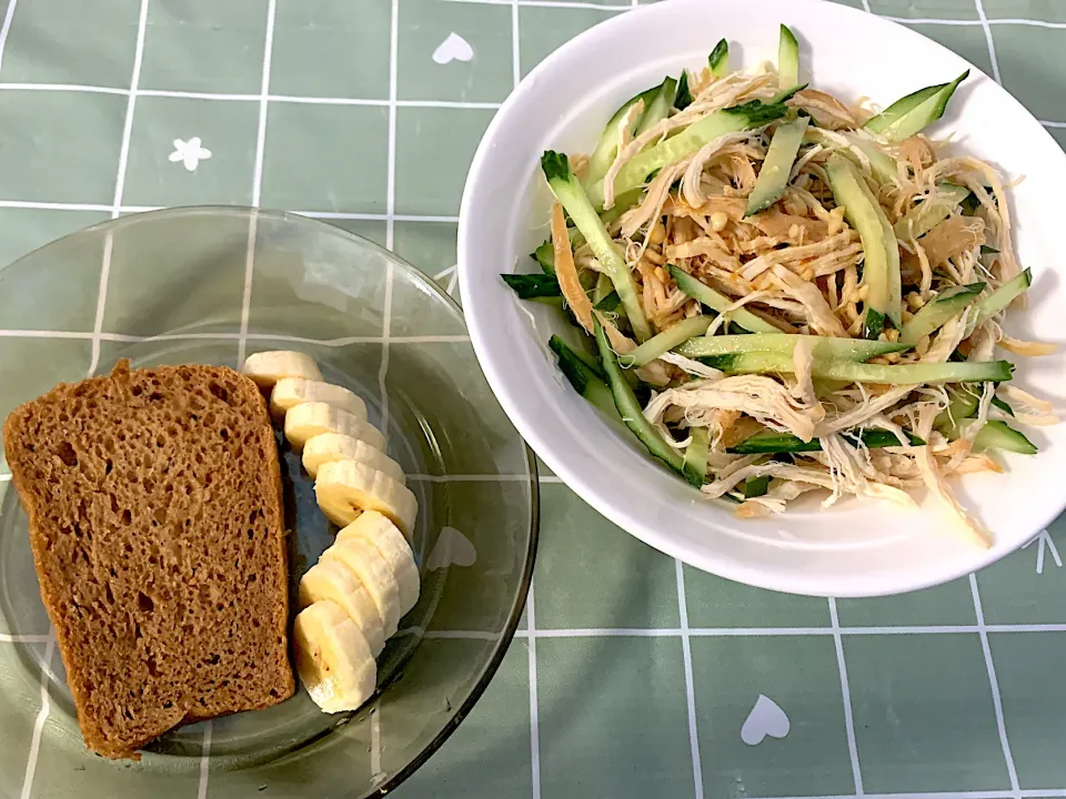 黑麦列巴  凉拌鸡胸 375Kcal|tommoさん